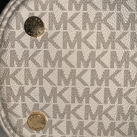 ***SOLD*** Michael Kors Jet Set Medium Signature Pocket Tote - Picture 12 of 14